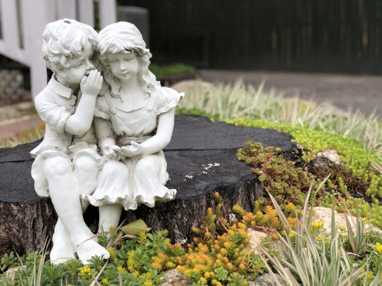 kids whispering statue